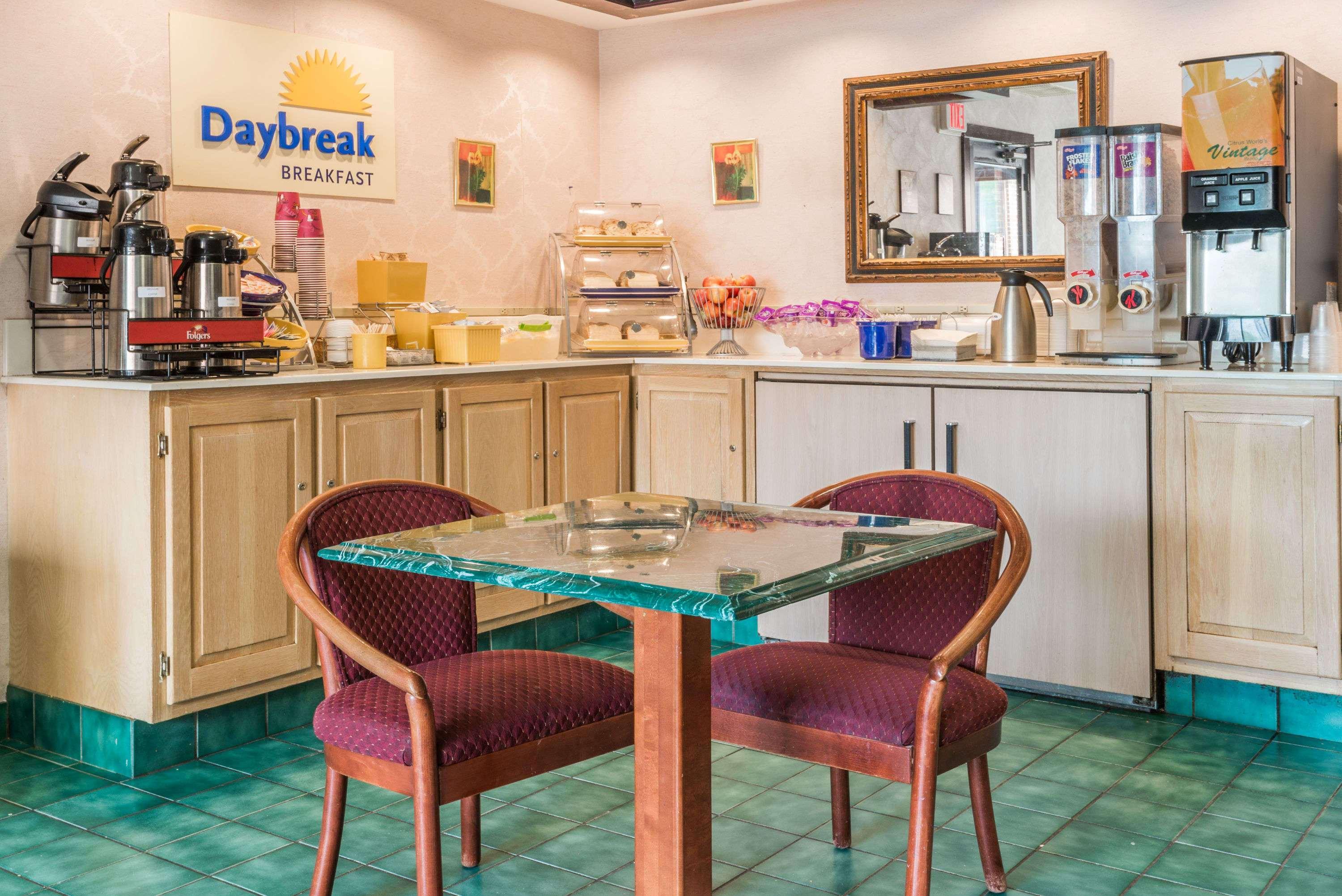 Days Inn By Wyndham Berlin Meriden Экстерьер фото