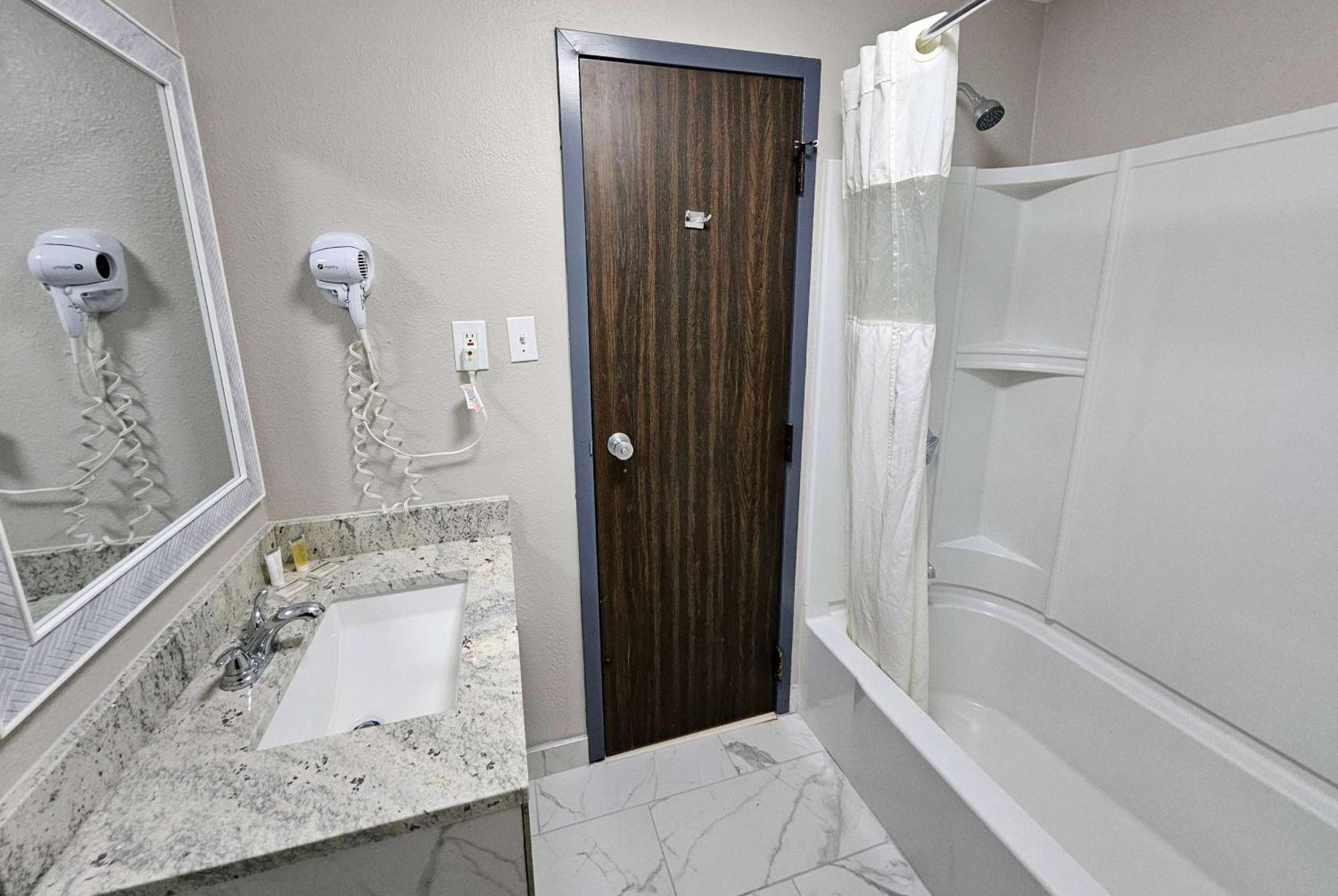 Days Inn By Wyndham Berlin Meriden Экстерьер фото