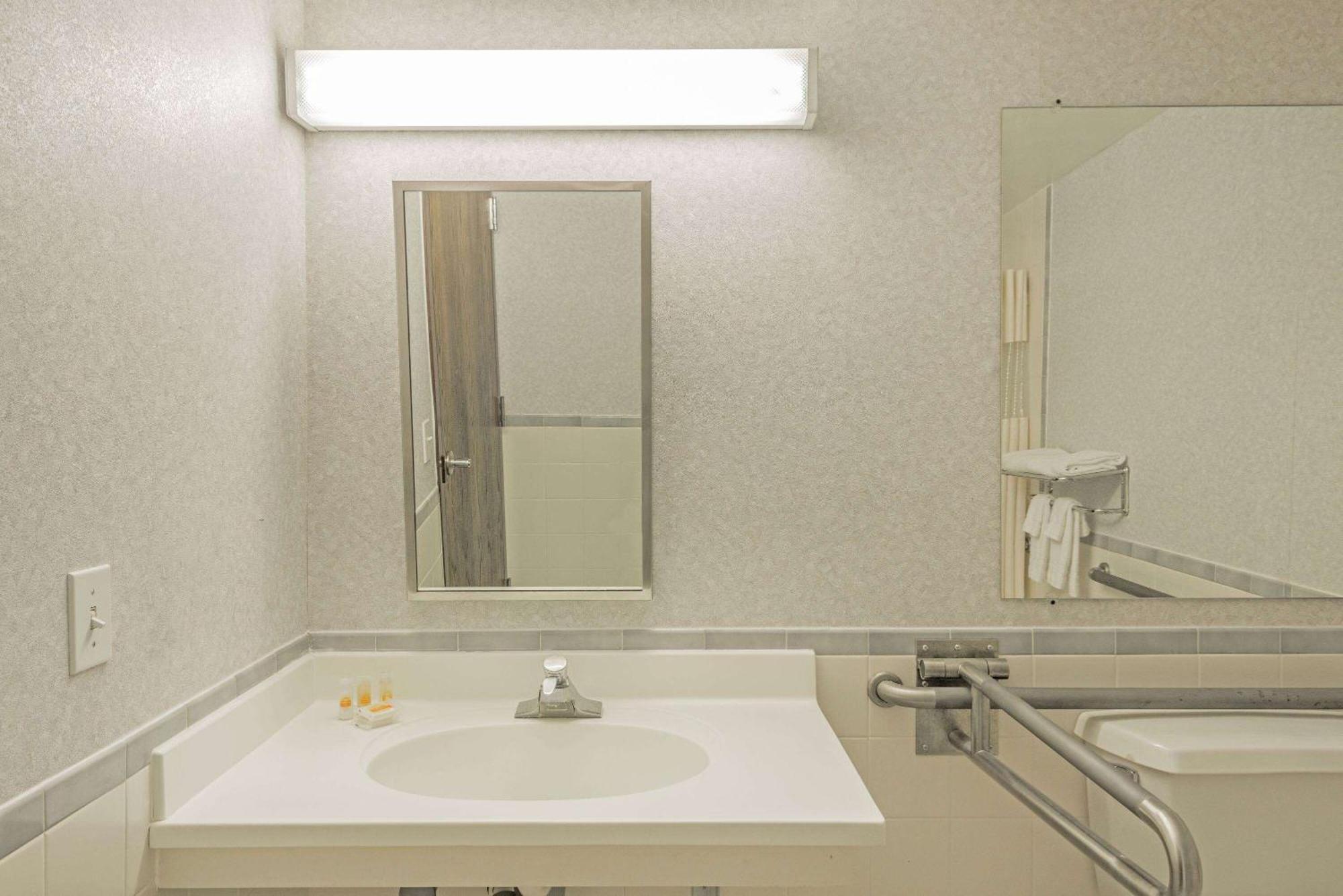 Days Inn By Wyndham Berlin Meriden Экстерьер фото