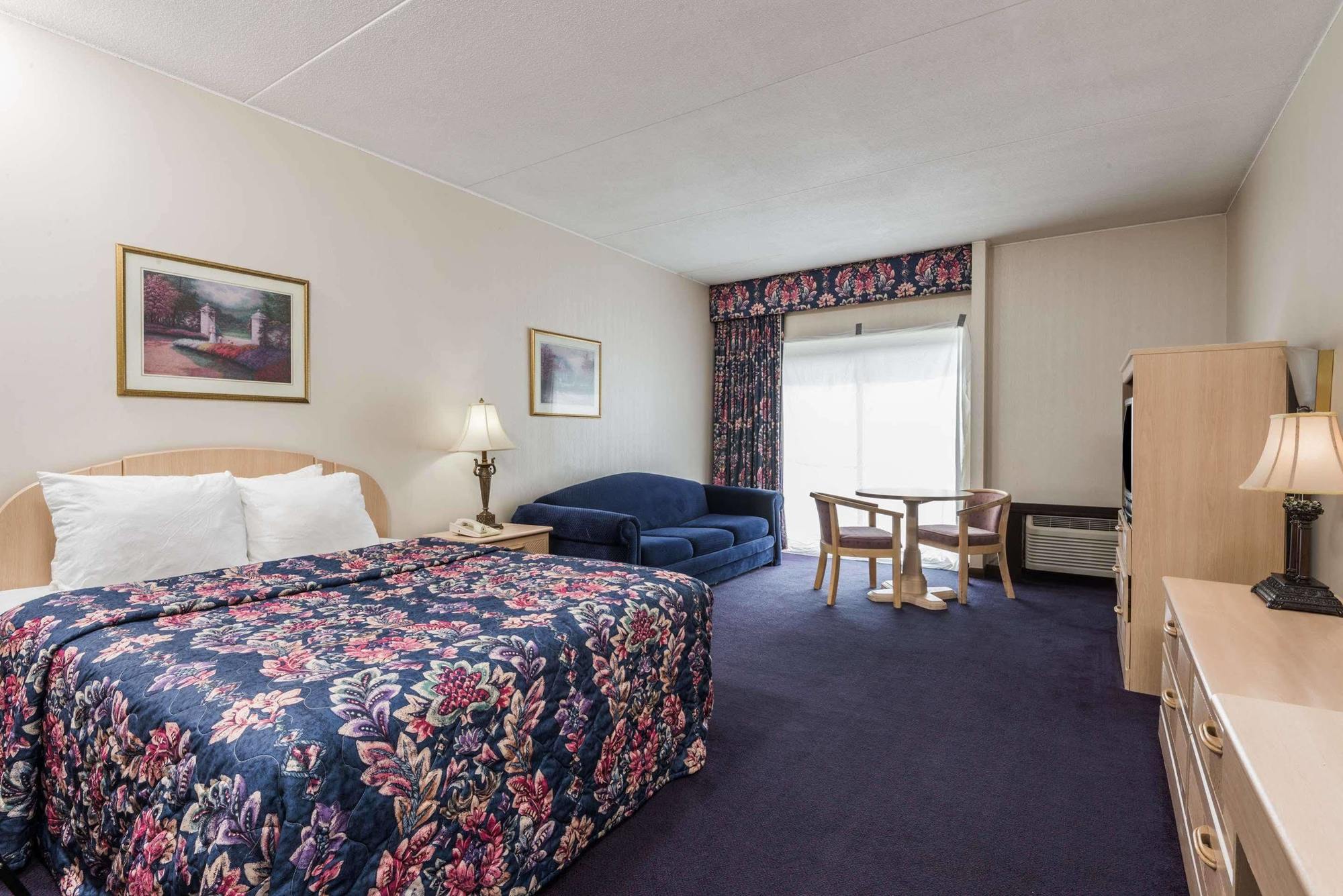 Days Inn By Wyndham Berlin Meriden Экстерьер фото